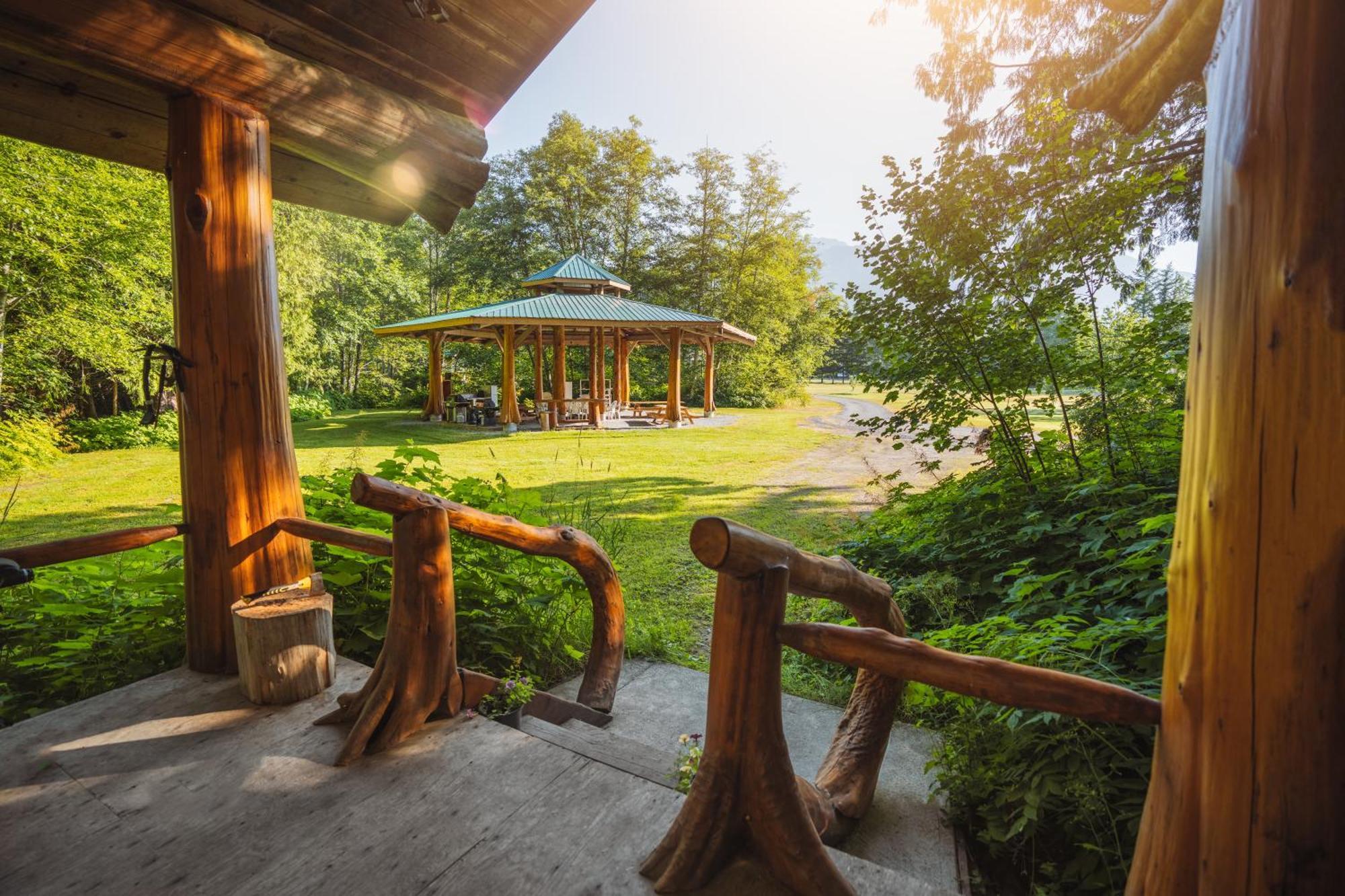 Bella Coola Grizzly Tours And Resort Hagensborg Exterior foto